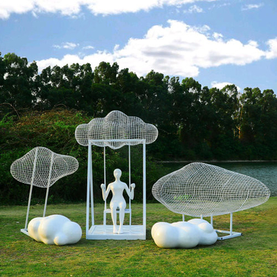 Kundengebundene Geschäfts-Fenster-Anzeige stützt Wolken-Fiberglas-moderne Statuen im Freien